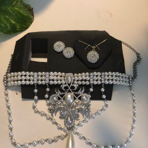 3 piece jewerly  2 necklaces and earrings